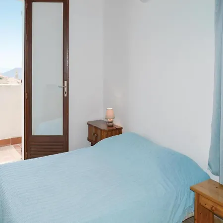 Six Bedroom Holiday In Speluncato *