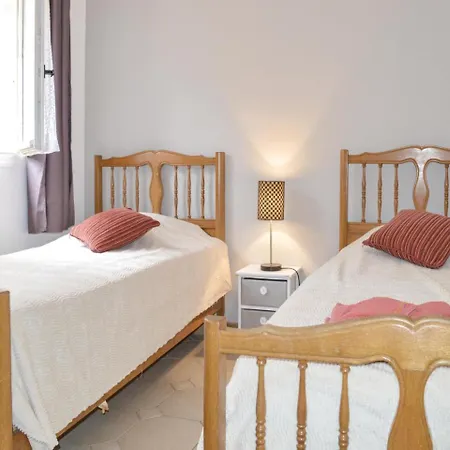 Six Bedroom Holiday In Speluncato *