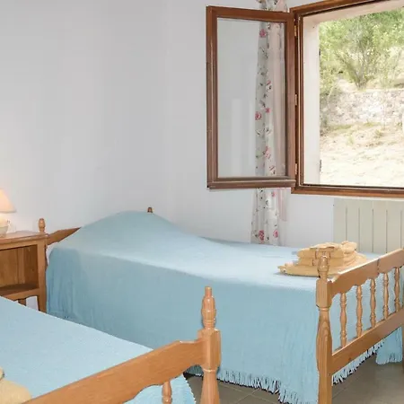 Six Bedroom Holiday In Speluncato